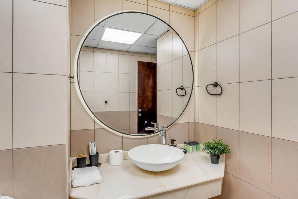 Waves - Comfortable 1br Getaway In Jvc With Park Views Apartment *