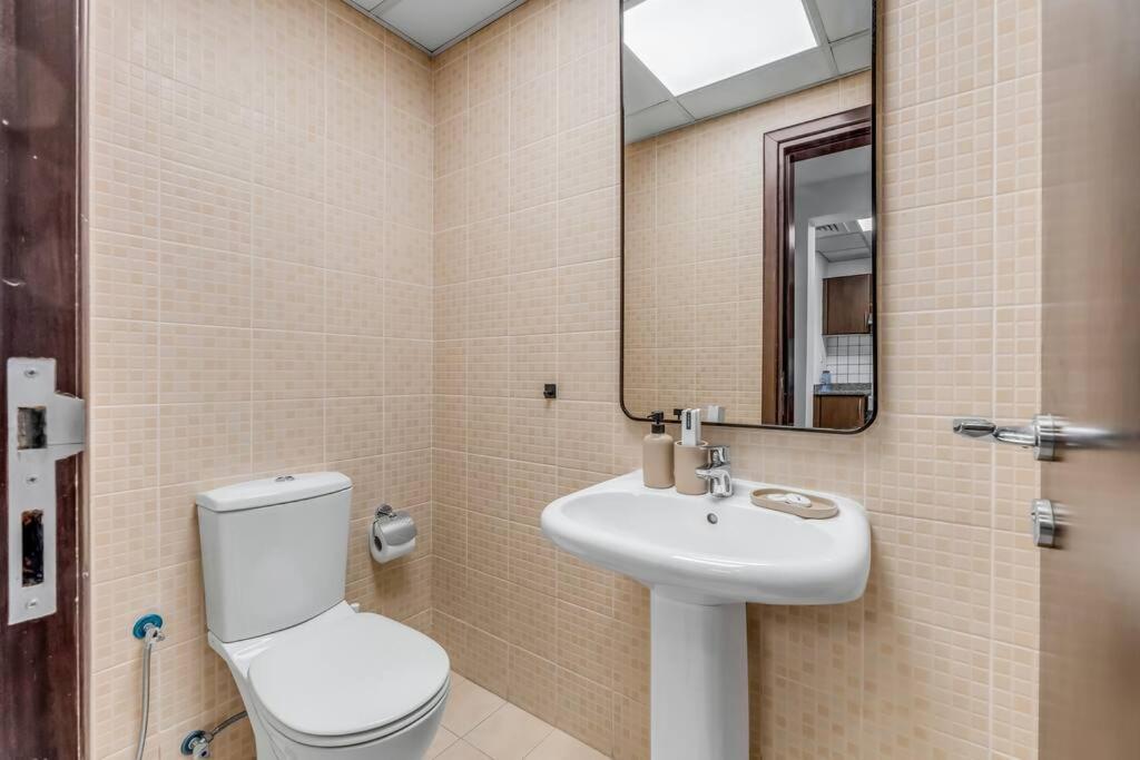 Apartment Waves - Comfortable 1br Getaway In Jvc With Park Views Dubai